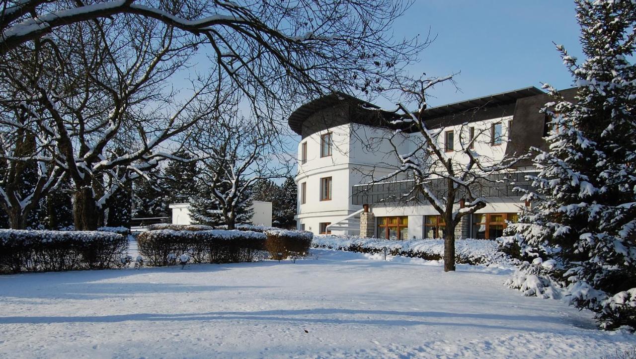 โรงแรมแอตแลนติส Rozdrojovice ภายนอก รูปภาพ