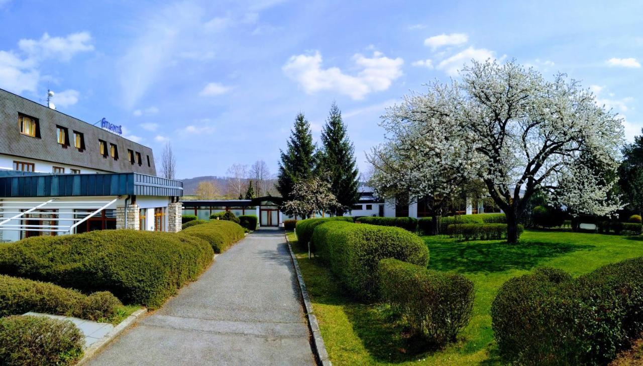 โรงแรมแอตแลนติส Rozdrojovice ภายนอก รูปภาพ