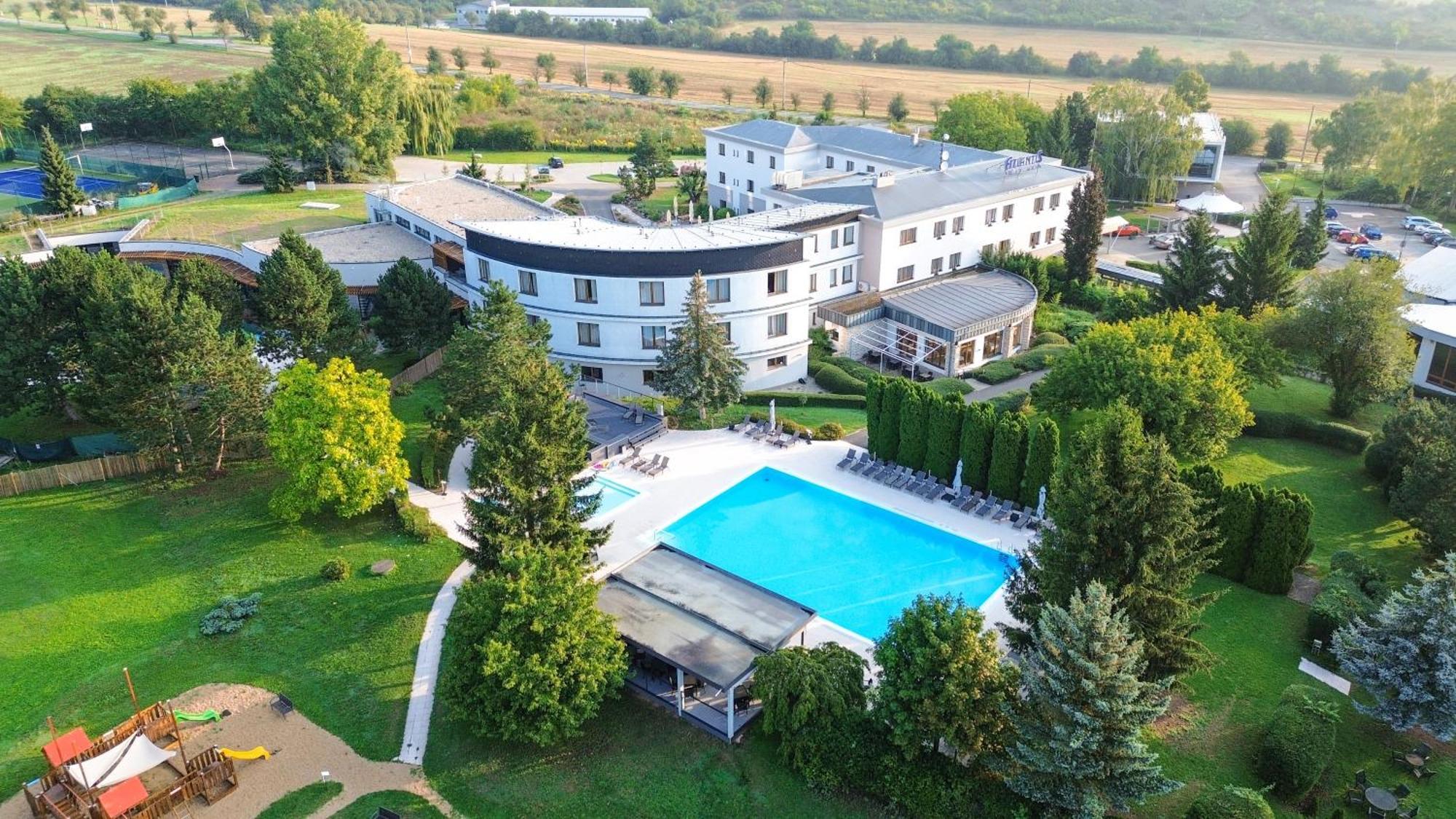 โรงแรมแอตแลนติส Rozdrojovice ภายนอก รูปภาพ