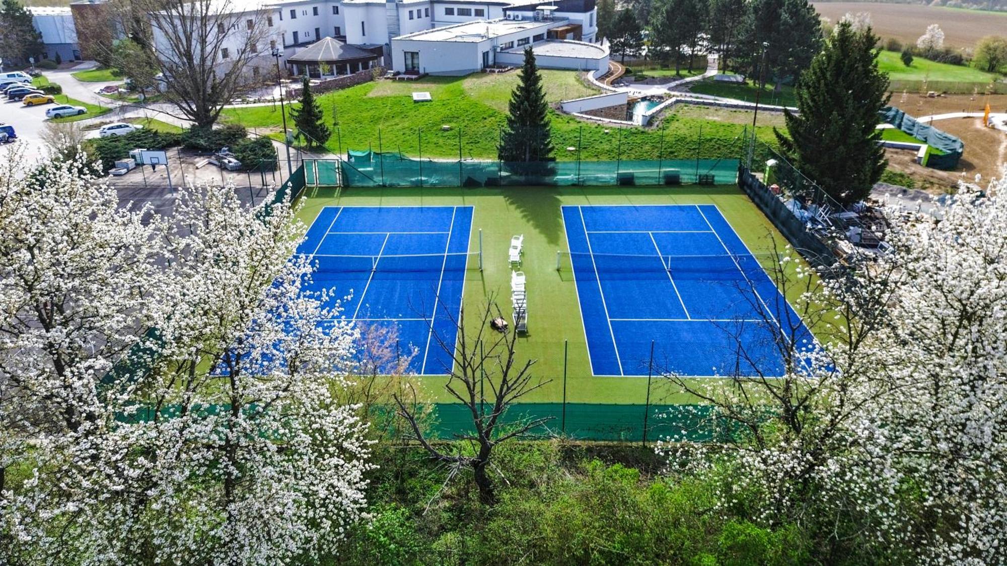 โรงแรมแอตแลนติส Rozdrojovice ภายนอก รูปภาพ